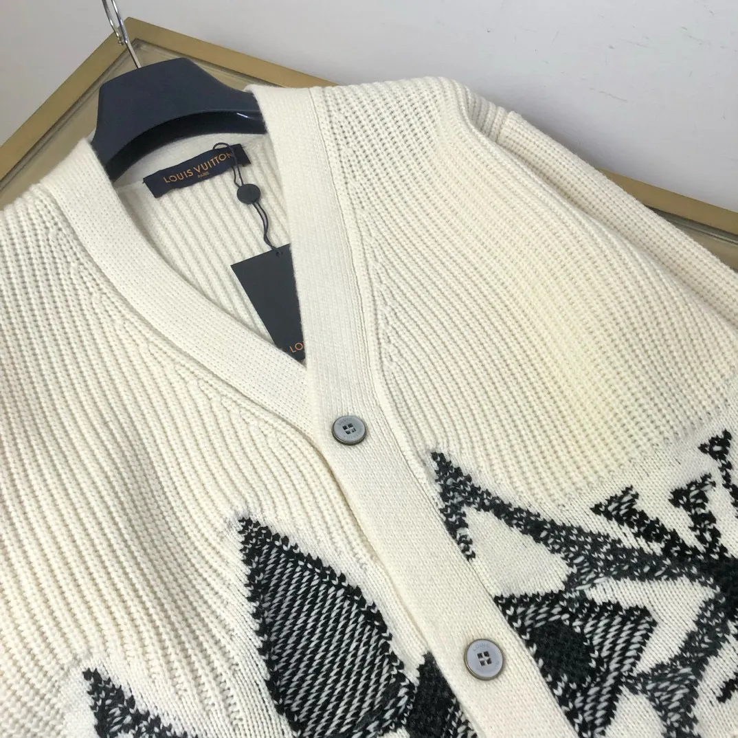 🅿️720 🀄️ Louis Vuitton's exclusive version of the LV intarsia knitted cardigan 🔥 This sheepskin cardigan is embellished with eye-catching logo patterns. Large LV letters and Monogram flowers overlap on the lower body and sleeves to create a snowy scene. The elegant intarsia knitting uses contrast stitching and contrasts with the wide ribbed base to create a three-dimensional effect and is suitable for comfortable wear after skiing. Enjoy leisure time at night. The same styles for men and women. You can buy items on the official website at a ratio of one to one.